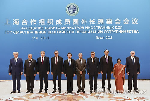 24일(현지시간) 중국 베이징의 댜오위타이 국빈관에서 상하이협력기구(SCO) 외교장관 이사회가 열려 왕이 중국 외교담당 국무위원 겸 외교부장(왼쪽 5번째)과 세르게이 라브로프 러시아 외교장관(왼쪽 4번째) 등 참석자들이 단체 기념사진을 찍고 있다./연합뉴스